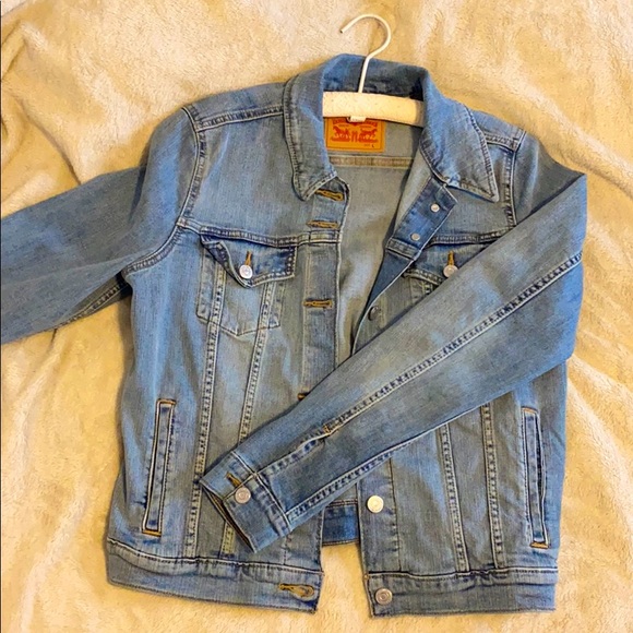 Levi's Jackets & Blazers - Levi’s Denim Jacket (size large)